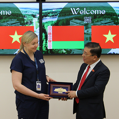 Визит вьетнамской парламентской делегации в Республиканский Клинический Медицинский Центр